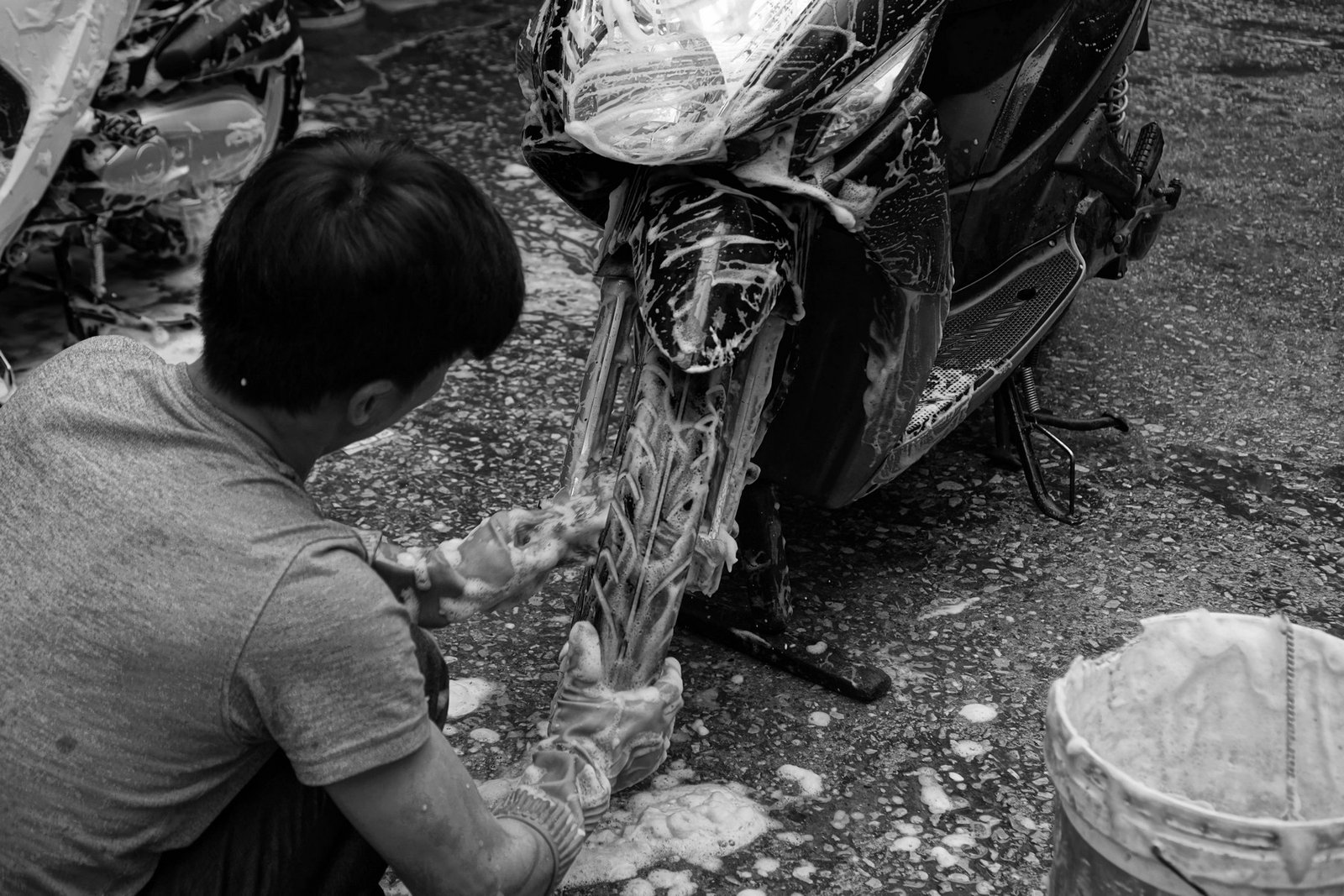 Motorrad wird im Freien gewaschen
