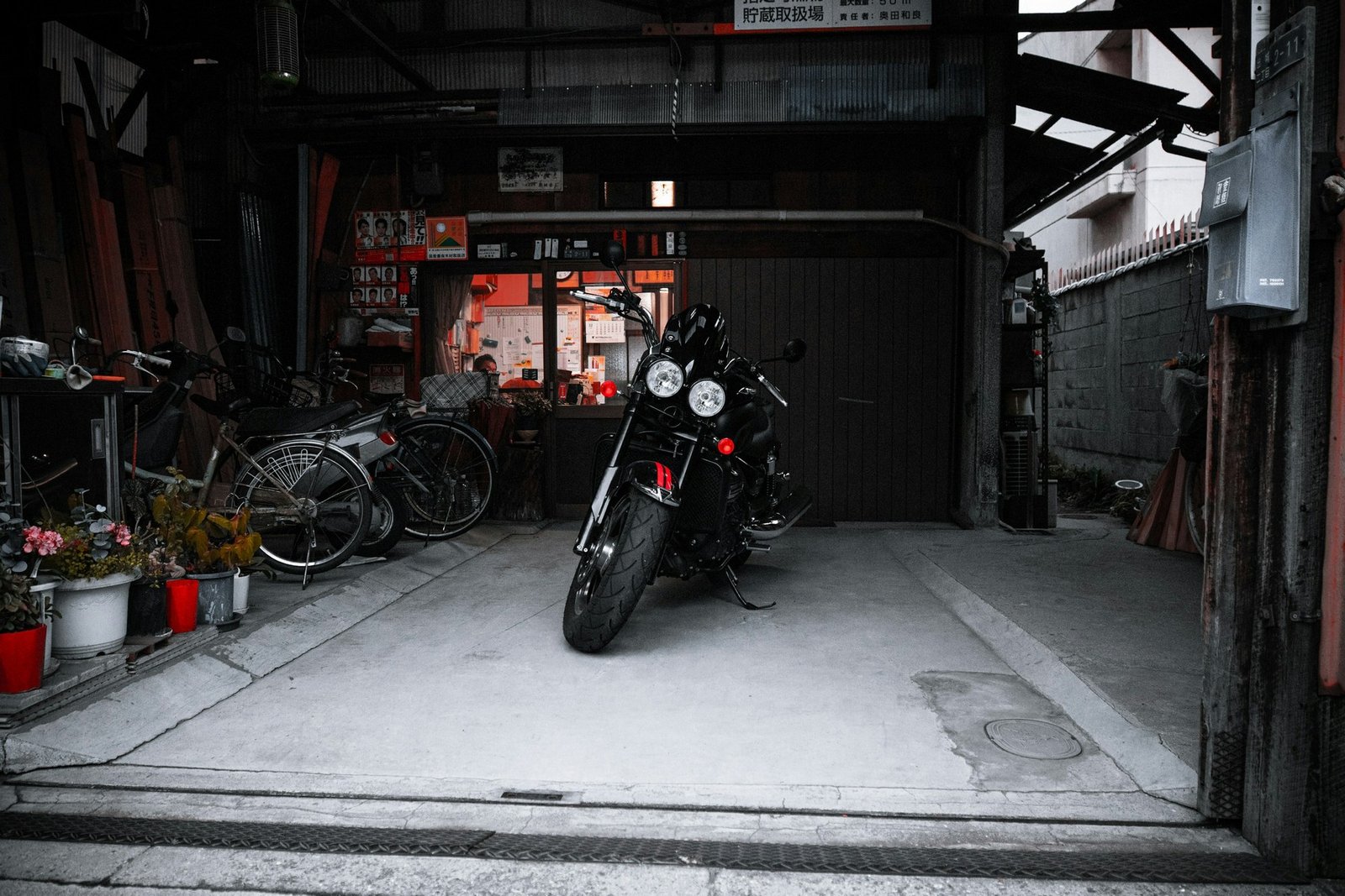 Motorrad steht in einer Garage