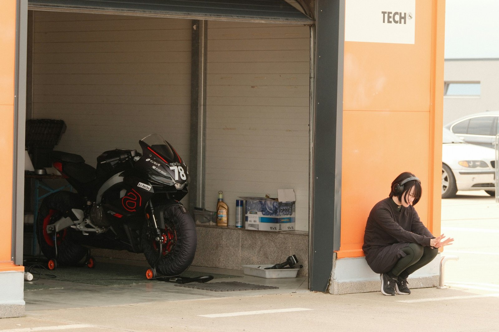 Motorrad steht abgedeckt in einer Garage im Winter