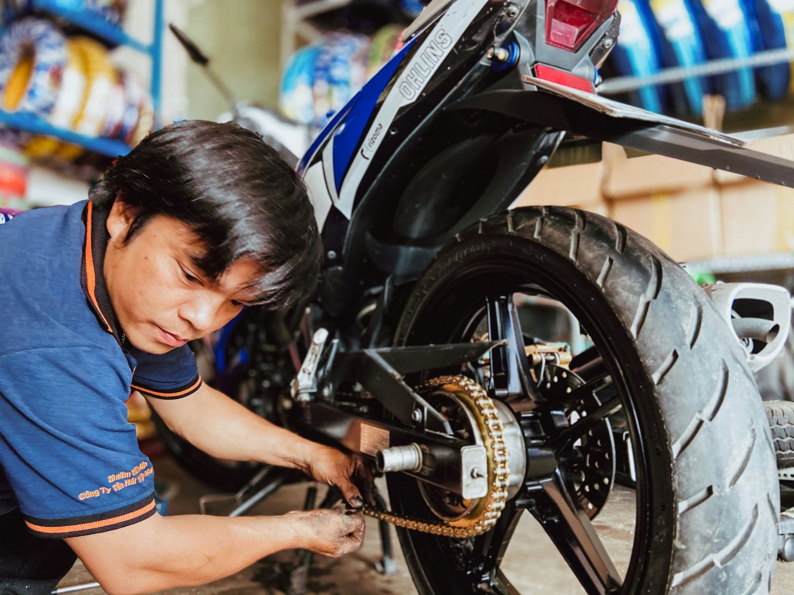Motorradkette wird gereinigt