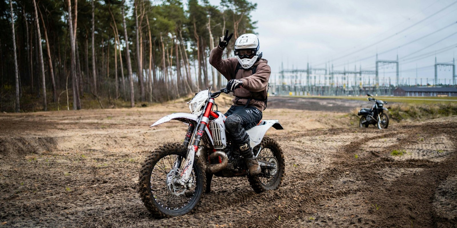 Motorrad auf einem Schotterweg mit Schmutz