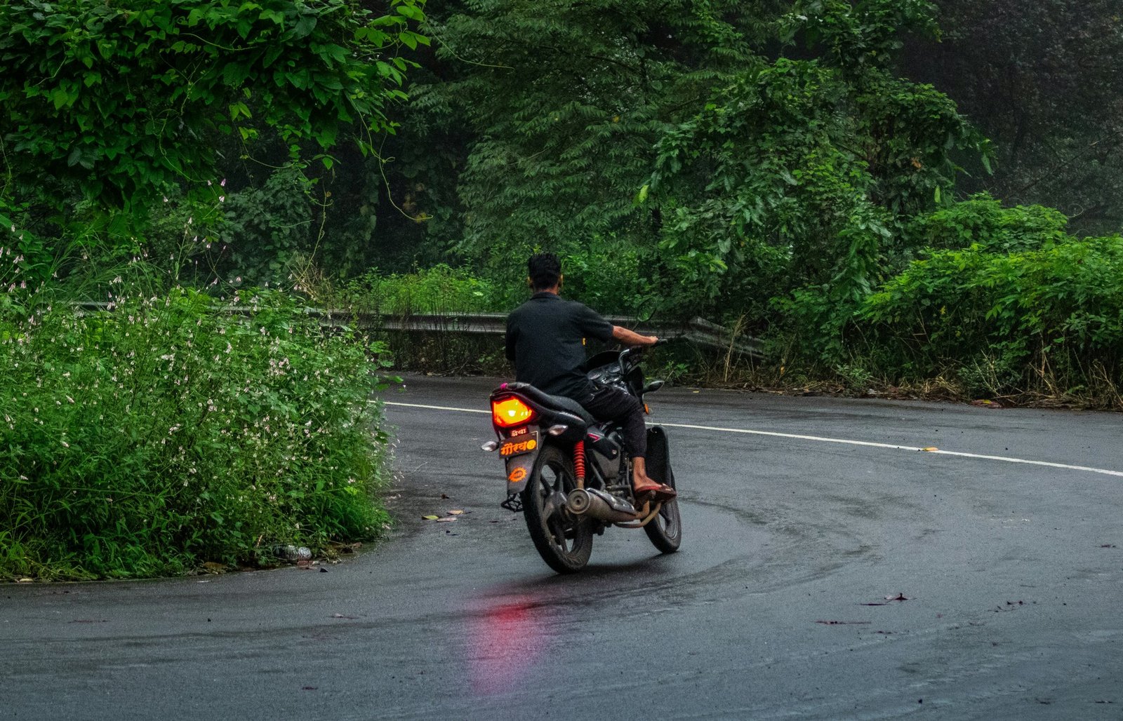 Motorrad auf nasser Straße im Regen