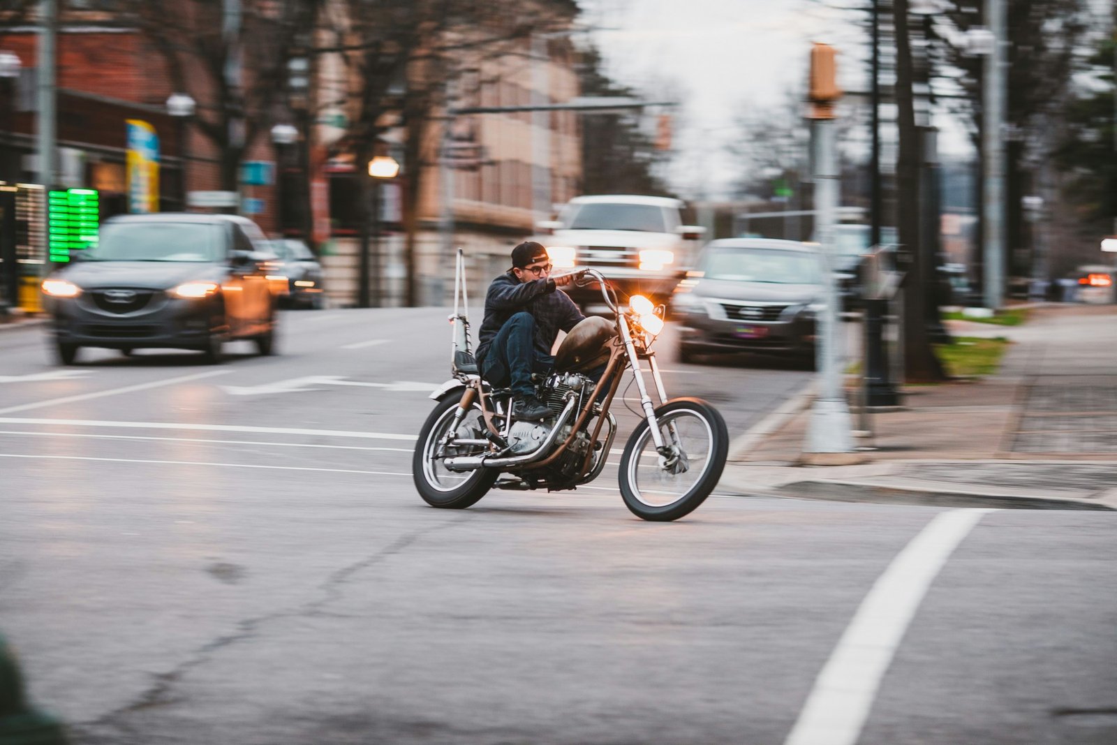 Motorrad im Stadtverkehr auf einer Straße