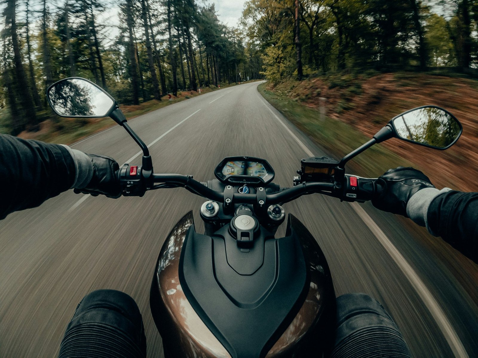 Motorrad auf einer Landstraße unterwegs