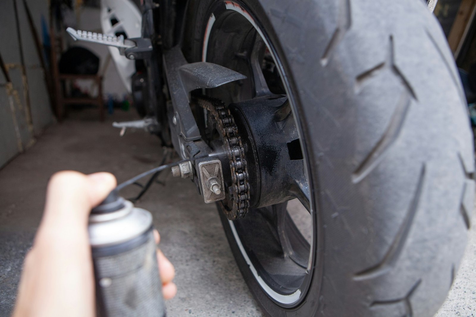 Motorradkette wird geschmiert