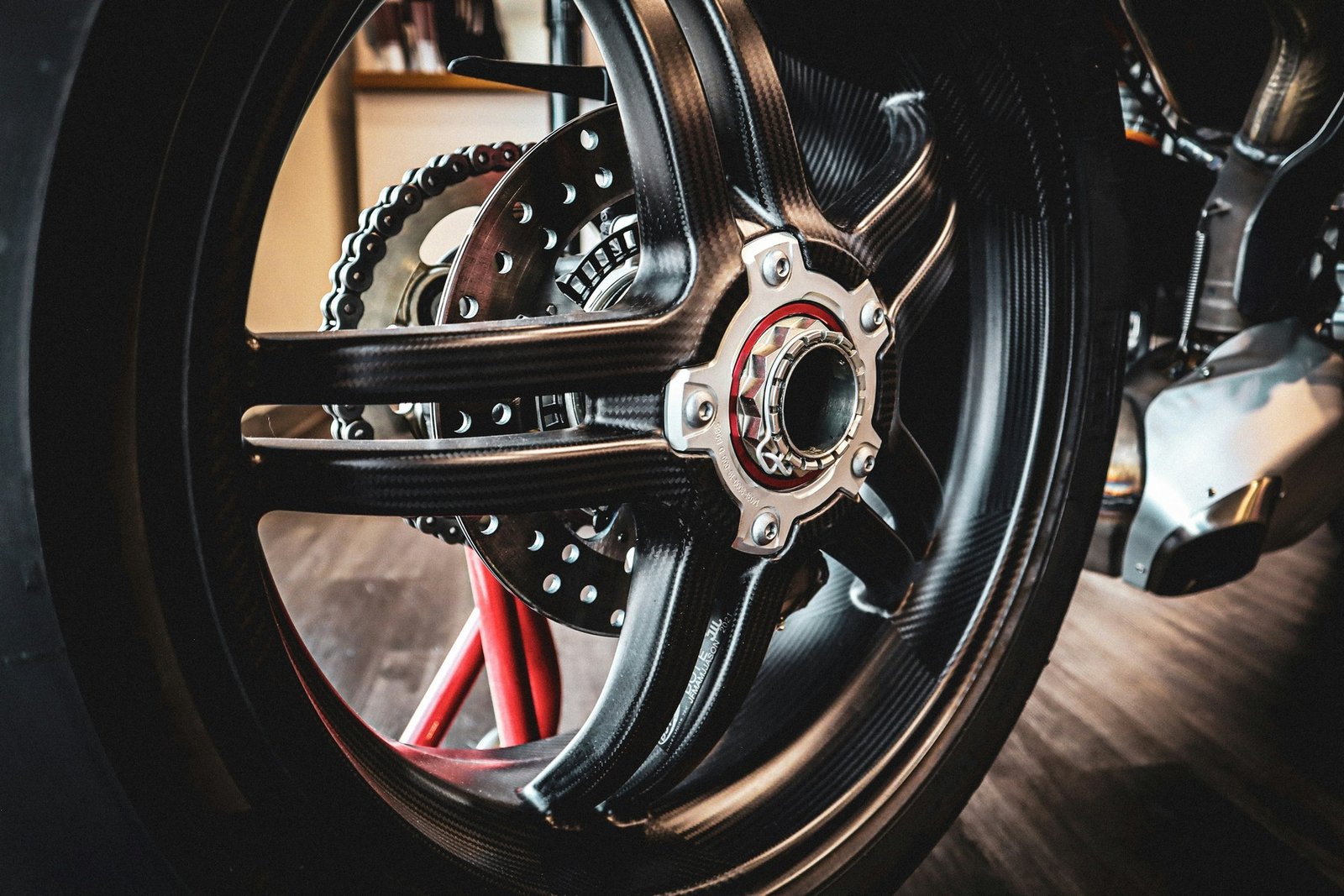 Ritzelabdeckung an einem Motorrad