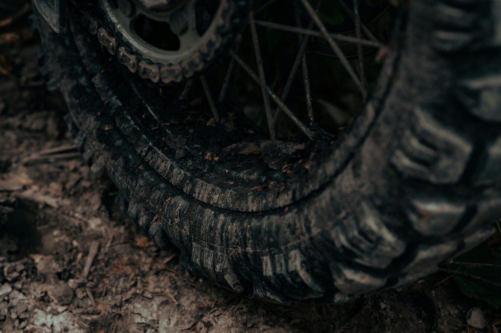 Motorradkette mit sichtbarem Schmutz und Ablagerungen
